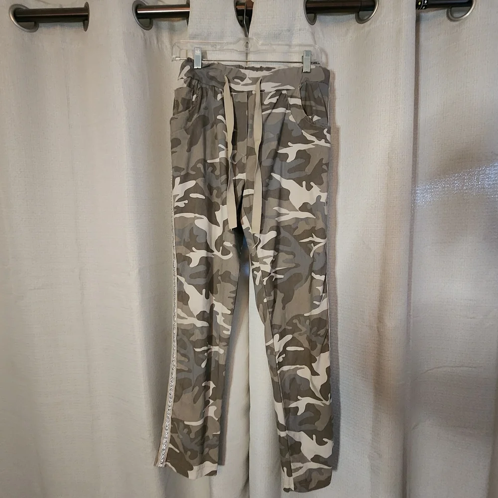 Women’s Gray Camo Drawstring Joggers Size Small